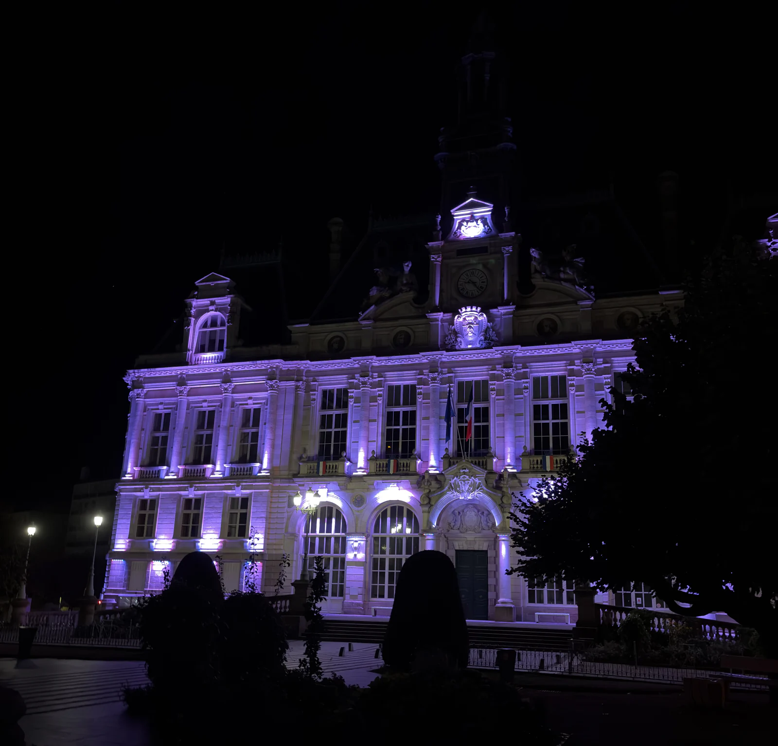 L'hôtel de ville de Limoges illuminé, de nuit